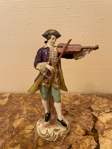 Violin player 
Subject in polychrome porcelain...