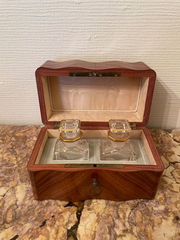 null Wooden box with an inlaid leaf veneer, inside two glass perfume bottles

16...