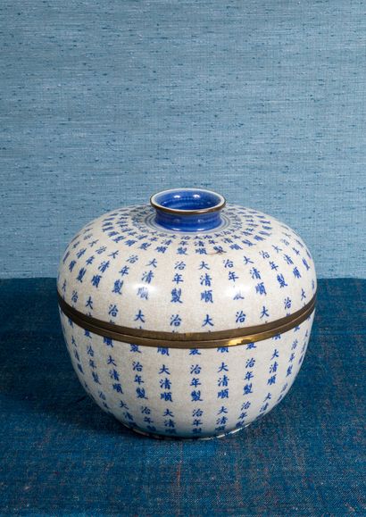 Blue-white porcelain covered pot, with repetitive...