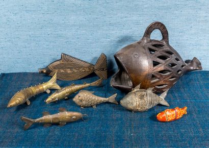 null Lot of articulated metal fish. Two enamelled ceramic fishes and a wooden fish...