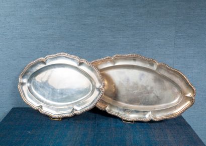 null Suite of two oval dishes, a round dish and a sauceboat in silver, figured, contours...