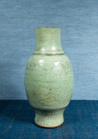 Vase en grès émaillé céladon, à décor de motifs floraux stylisés sous la couverte....