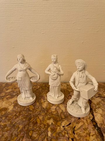 Lot of three statuettes in cookie representing...