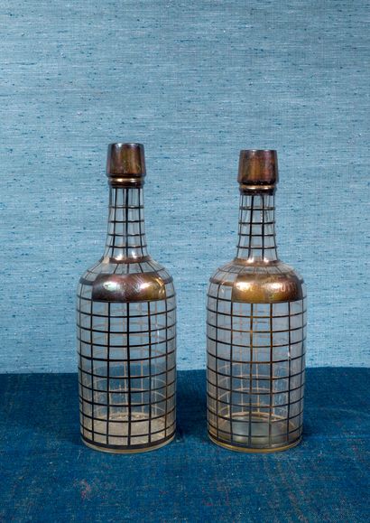 null Two glass decanters circled with squared metal "Gin" and "Vermouth 

H. 28,5...