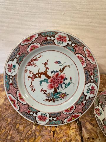 null Deux assiettes en porcelaine de la famille rose à décor de pivoines et de fleurs

XVIIIème...
