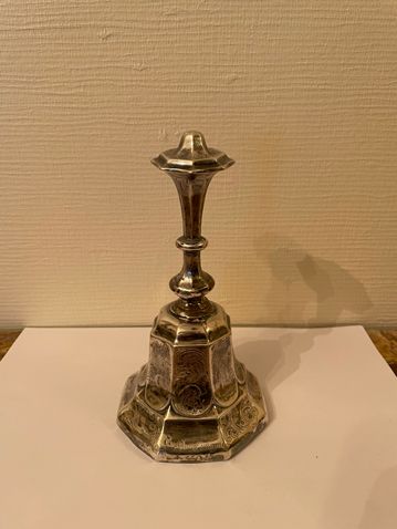 null Silver plated engraved bell

Accident