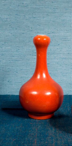  Vase bouteille à panse arrondie et long col à ouverture en forme de bulbe, émaillé...