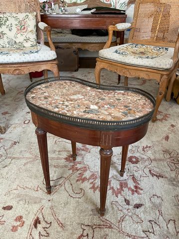 null Petite table rognon en bois naturel, reposant sur des pieds fuselés et cannelés,...