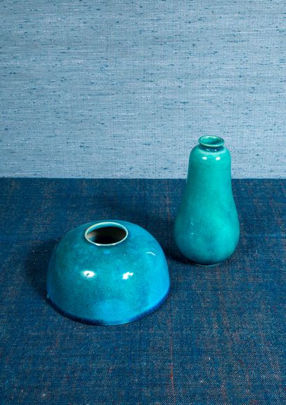 null Lot de deux porcelaines émaillées turquoises, comprenant un godet à eau hémisphérique...