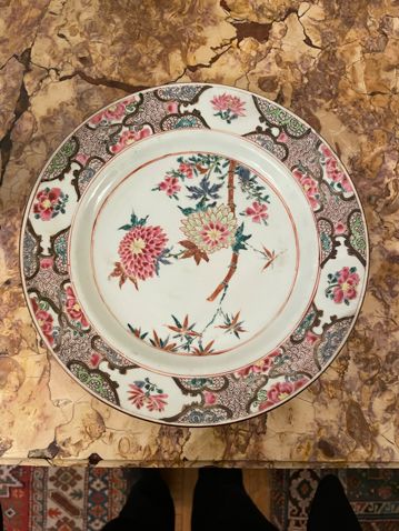 null Deux assiettes en porcelaine de la famille rose à décor de pivoines et de fleurs

XVIIIème...