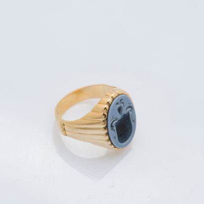 null Chevalière in 18K yellow gold (750 ‰) adorned with a blue agate engraved with...