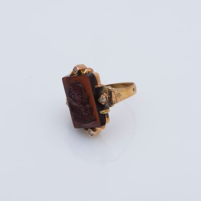 null An 18-karat (750 ‰) yellow gold ring adorned with a cameo on carnelian featuring...