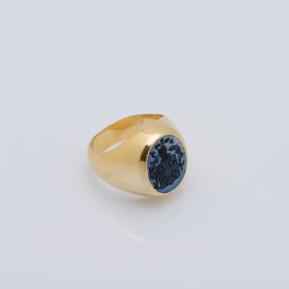 null Lady's Chevalière in 18K yellow gold (750 ‰) set with a blue agate engraved...