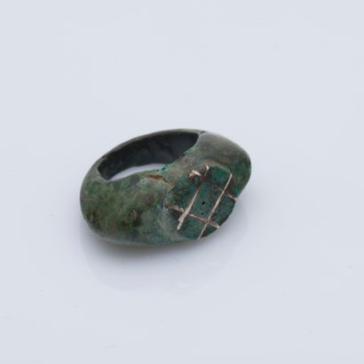 null Bronze ring decorated with a disc in relief with crosses of silver wire (925...