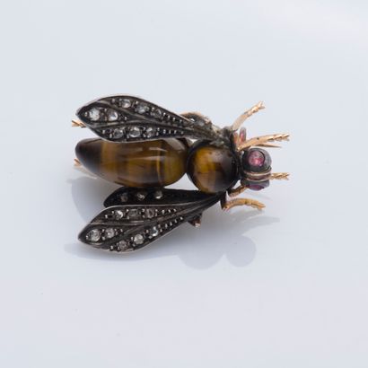 null Broche insecte en or jaune 18 carats (750 ‰) ornée de deux cabochons d'œil de...