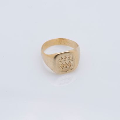 null Chevalière in 14K yellow gold (585 ‰) engraved with a shield "Vert with three...