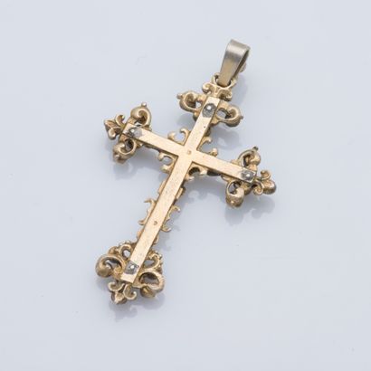 null Pendentif crucifix en or jaune 18 carats (750 ‰) rehaussé d'émail blanc et ponctuée...