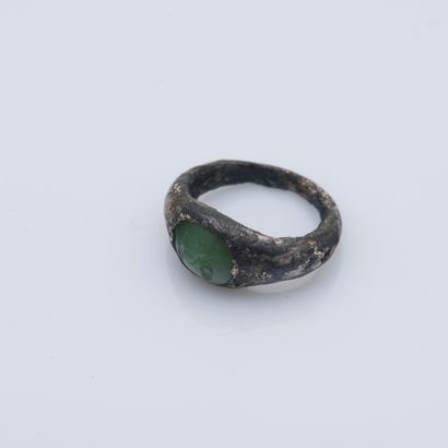 null Metal ring set with a green stone engraved with two characters. (oxidations...