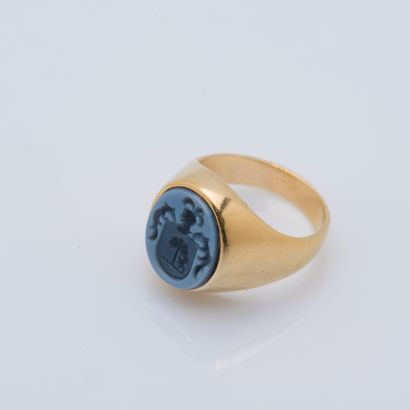 null Lady's Chevalière in 18K yellow gold (750 ‰) adorned with a blue agate engraved...