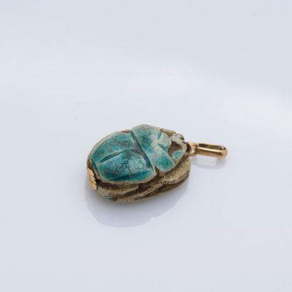 null Pendant scarabée in blue glazed ceramic. The bélière in yellow gold 18 carats...