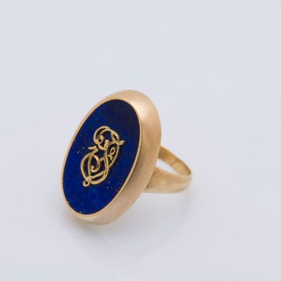 null Ring in 18K yellow gold (750 ‰), the bezel adorned with an oval lapis lazulis...