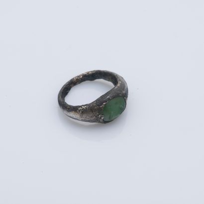 null Metal ring set with a green stone engraved with two characters. (oxidations...