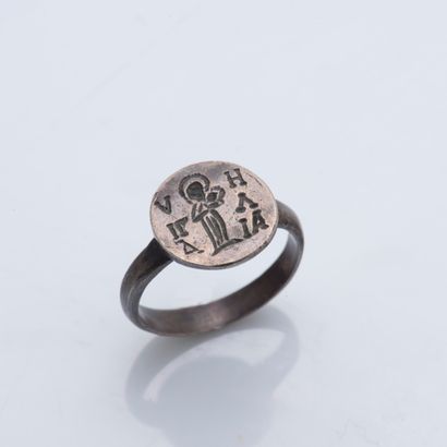 null Bague en argent (800 ‰) le chaton rond gravé d'un saint et de lettres grecques.

Taille...