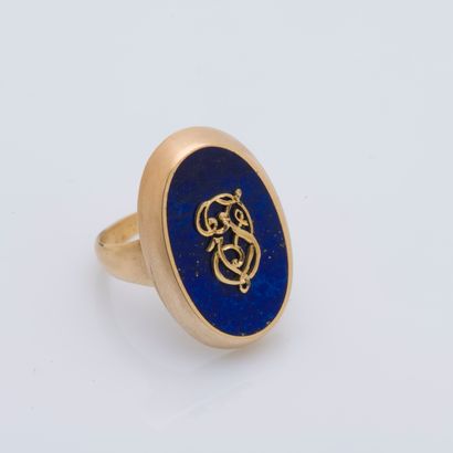 null Ring in 18K yellow gold (750 ‰), the bezel adorned with an oval lapis lazulis...