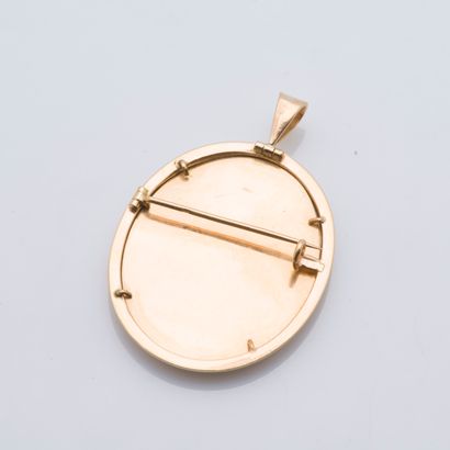 null 18K yellow gold (750 ‰) oval-shaped pendant brooch holding a miniature depicting...
