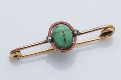 null 18K yellow gold (750 ‰) barrette brooch adorned with an engraved amazonite beetle...