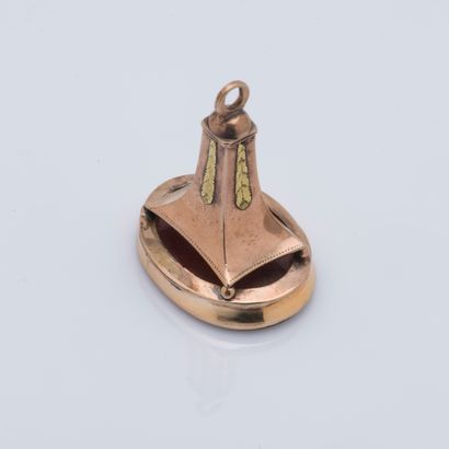 null Metal pendant-cover engraved with a shield "cut gold furnished with a Moor armed...