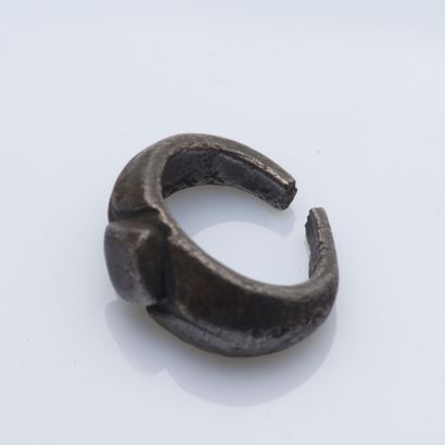 null Bague formée d'un anneau ouvert en bronze ornée au centre d'un losange en relief.

Taille...