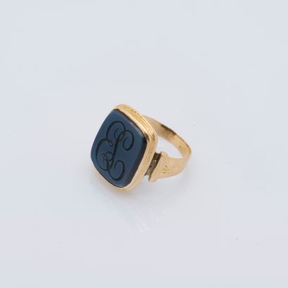 null 18K yellow gold (750 ‰) cachet ring adorned with a blue agate engraved with...