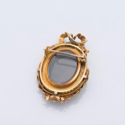 null Broche-pendentif souvenir en or jaune 18 carats (750 ‰) ornée d'un camée sur...