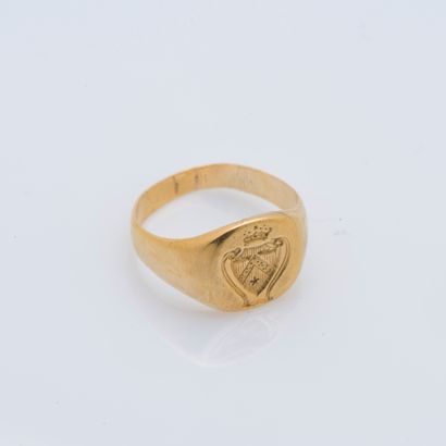 null Chevalière in 18K yellow gold (750 ‰) engraved with coat of arms "of gules to...