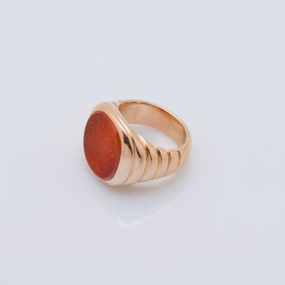 null Chevalière in 18K yellow gold (750 ‰) adorned with an intaglio on carnelian...