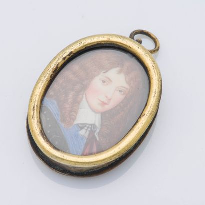 null Pendentif en métal retenant un portrait de jeune homme en habit du XVIIème siècle,...