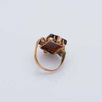 null An 18-karat (750 ‰) yellow gold ring adorned with a cameo on carnelian featuring...