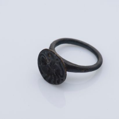 null Ring in bronze, the round bezel engraved with a fantastic animal.

Size of finger...
