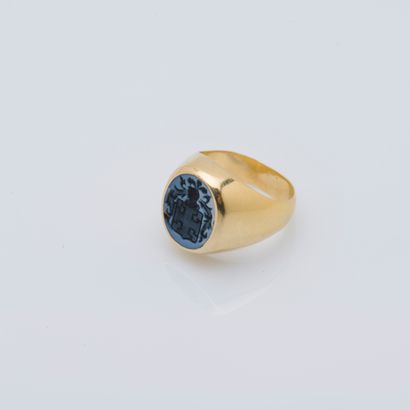 null Chevalière de dame en or jaune 18 carats (750 ‰) ornée d'une agate bleue gravée...