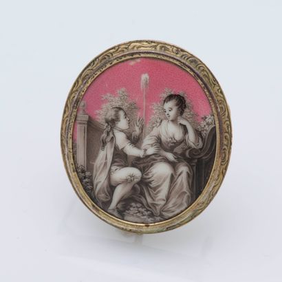 null Broche médaillon en métal ornée d'une miniature en grisaille sur fond rose,...