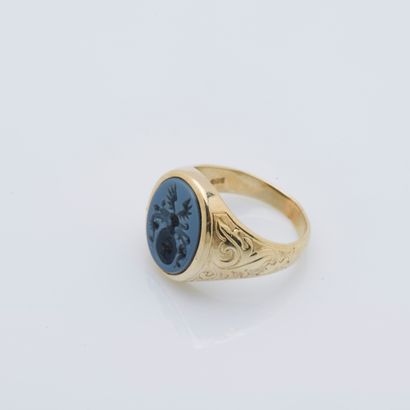 null Chevalière in 18K yellow gold (750 ‰) adorned with a blue agate engraved with...