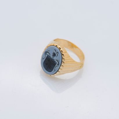 null Chevalière in 18K yellow gold (750 ‰) adorned with a blue agate engraved with...