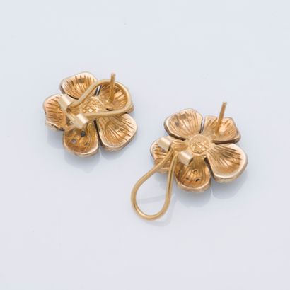 null Paire de clips d'oreilles fleur en or jaune 18 carats (750 ‰) et argent (800...
