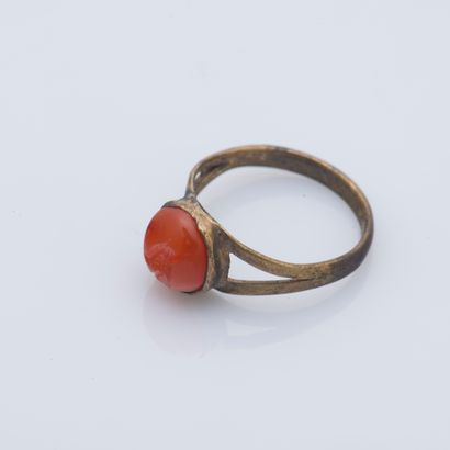 null Metal ring decorated with a half-sphere of carnelian engraved with a wader in...