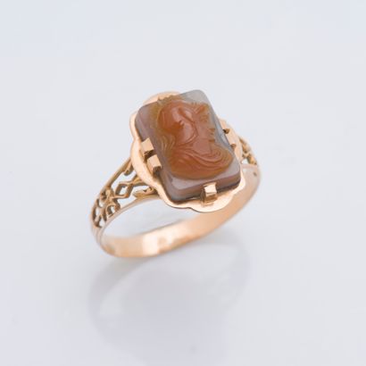 null Bague en or jaune 18 carats (750 ‰) d'un camée sur agate figurant le profil...