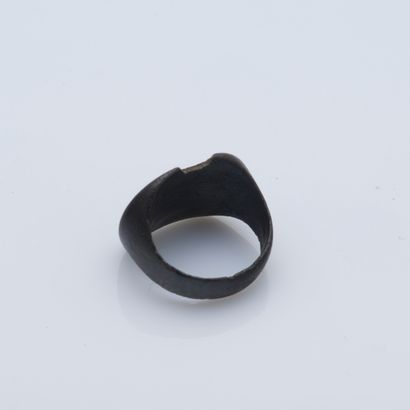 null Ring in bronze with an anthropomorphic silhouette.

Finger size : 53