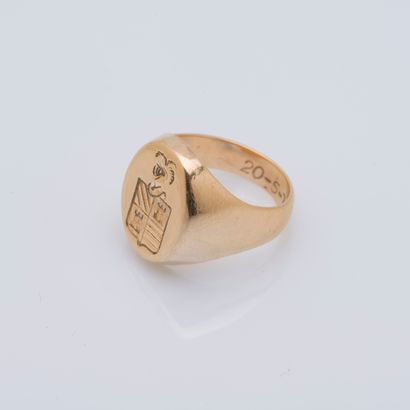 null 18K yellow gold (750 ‰) signet ring engraved with a shield "quartered in 1 three...
