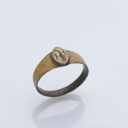 null Bague fin bandeau en bronze orné d'un cartouche gravé d'un oiseau stylisé.

Taille...