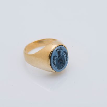 null Lady's Chevalière in 18K yellow gold (750 ‰) adorned with a blue agate engraved...